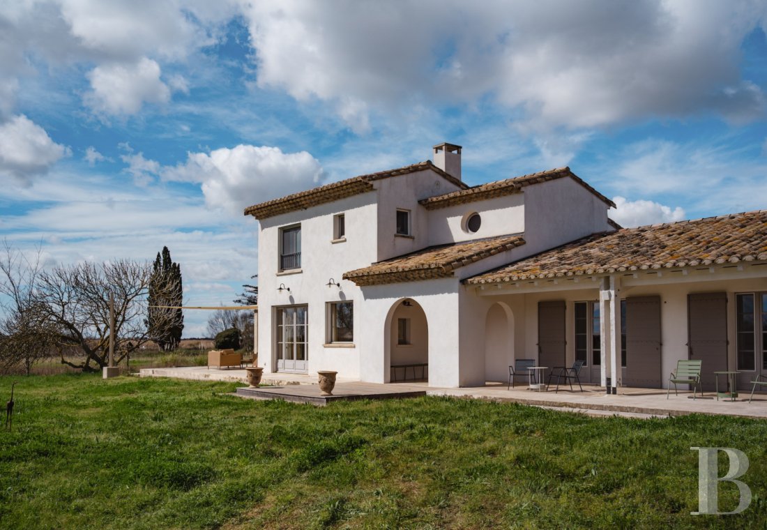 A farmhouse set amidst the marshes north of Saintes-Maries-de-la-Mer, in the Camargue - photo  n°5